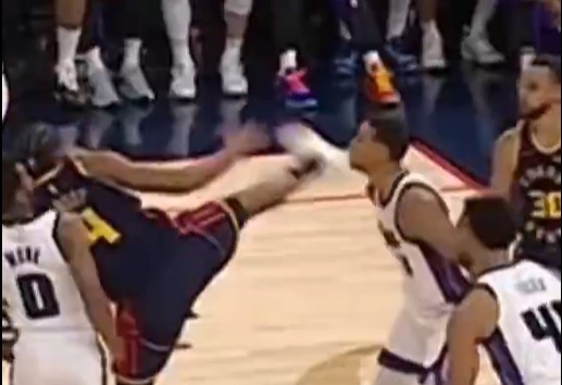 抬腳過高踢到了對(duì)手下巴！NBA官方：穆迪這一動(dòng)作被判1級(jí)惡犯